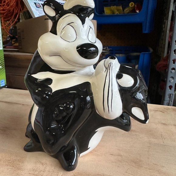 Pepe Le Pew and Penelope Piggy Bank - Picture 2 of 14